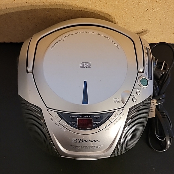 Emerson Portable Stereo am/fm Compact Disc Player - Picture 2 of 16